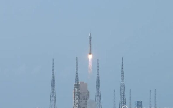 首次发射并受控返回，中国登月火箭与飞船的研制取得重要阶段性突破