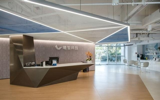 开盘暴涨380%！曦智科技今登陆港交所，上海跑出全球AI硅光芯片第一股