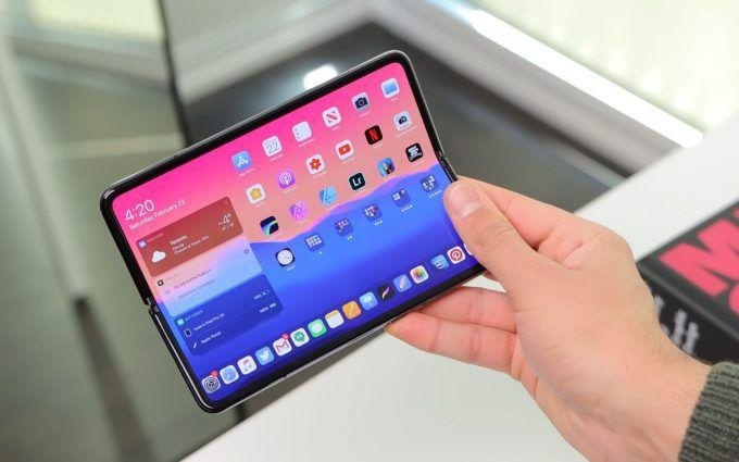 苹果折叠屏iPhone或与三星Galaxy Z Fold 8搭载同款“无折痕”屏