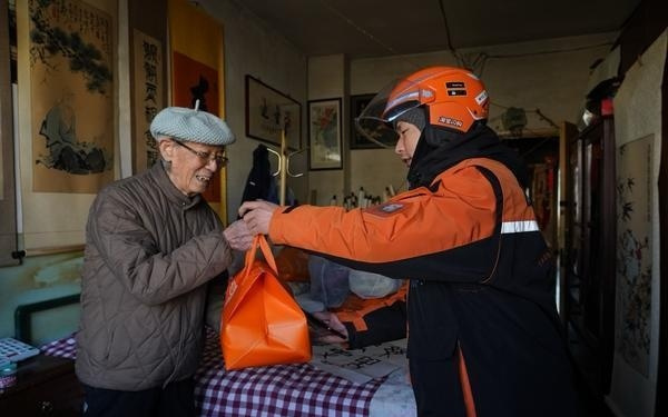 淘宝闪购连续第三年开展“春节不打烊”老年助餐行动