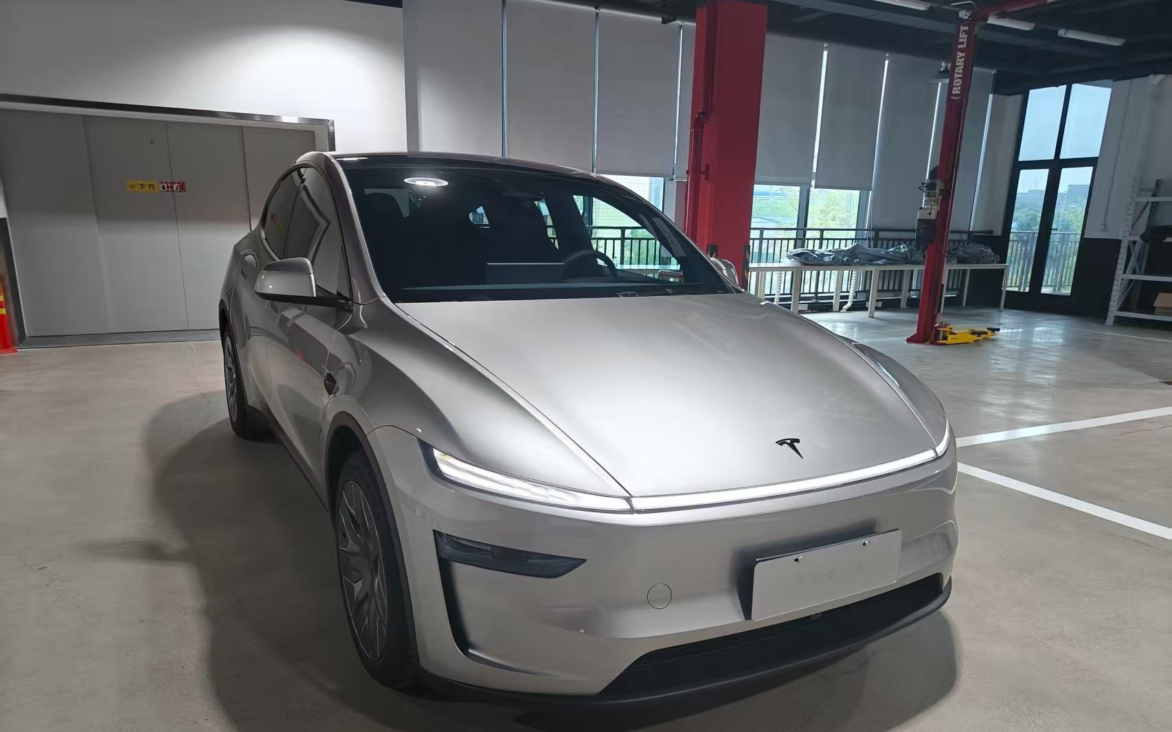 六座版特斯拉SUV来了！Model Y L 上市，33.9万起，预计9月交付