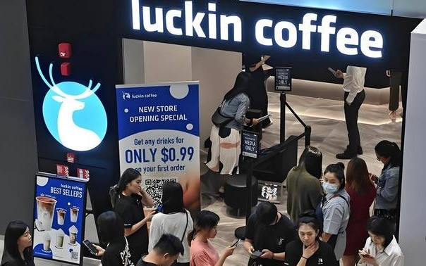 挣得多花得多，财务造假五年后瑞幸要重返美股？|大象财富