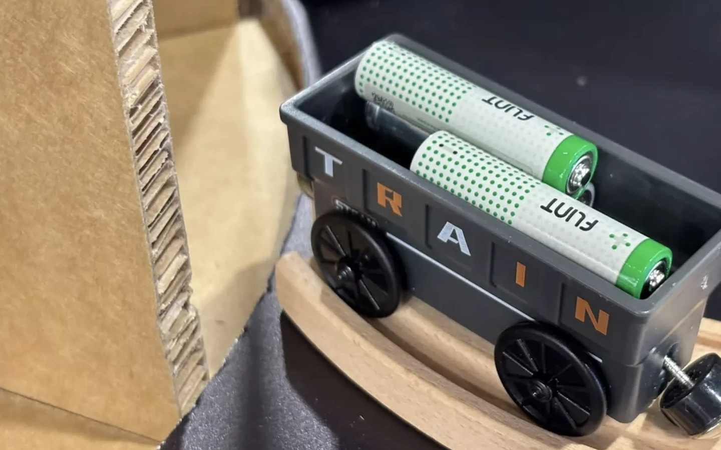 新加坡初创公司Flint推出“纸质电池”，寿命与传统电池相当