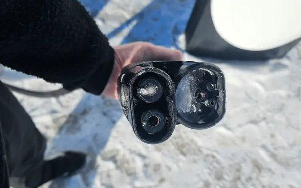 瑞典特斯拉充电站遭破坏：电缆被浇水冻结，还出现反马斯克图像