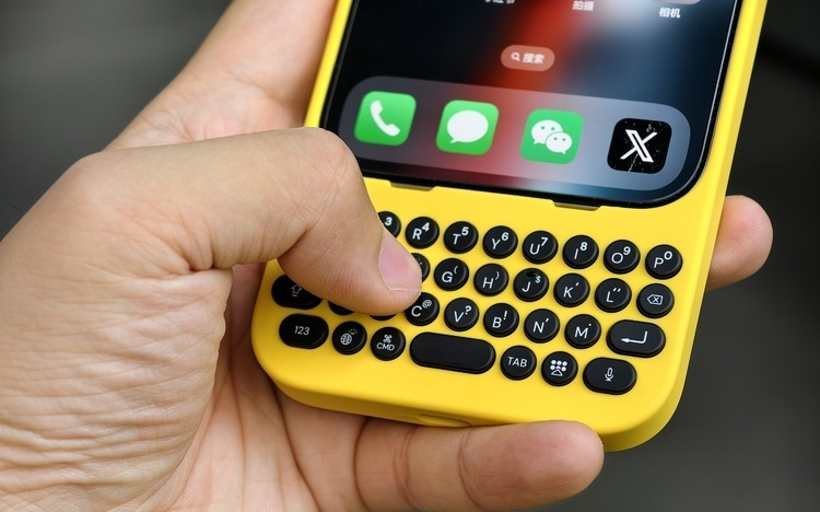 那个给 iPhone 出键盘的 Clicks，决定自己造手机了