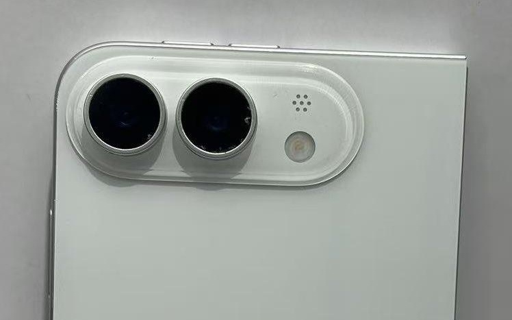 苹果折叠屏iPhone Fold机模高清细节图曝光,或仅推出白色版本