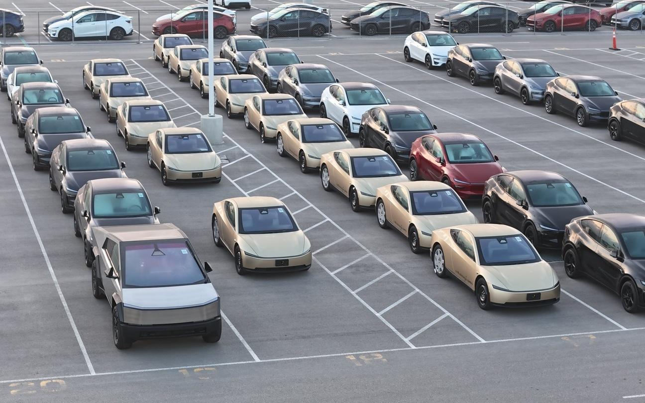 又一批特斯拉Cybercab无人驾驶出租车亮相厂区，没有方向盘