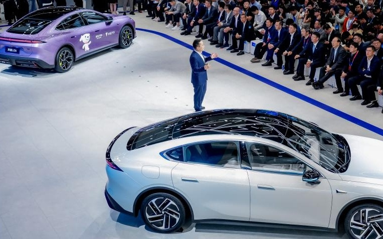 北京车展深蓝汽车迎四周年上新季，“纯血轿跑”深蓝L06 Max上市