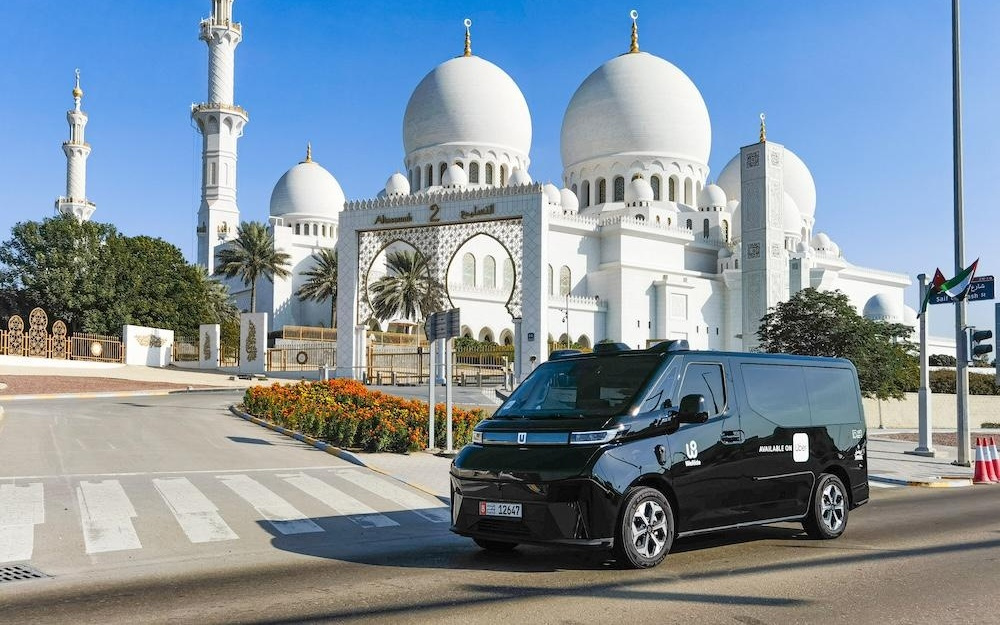 Robotaxi营收飙涨210%，拿出7亿回购，全球Robotaxi第一股交卷2025