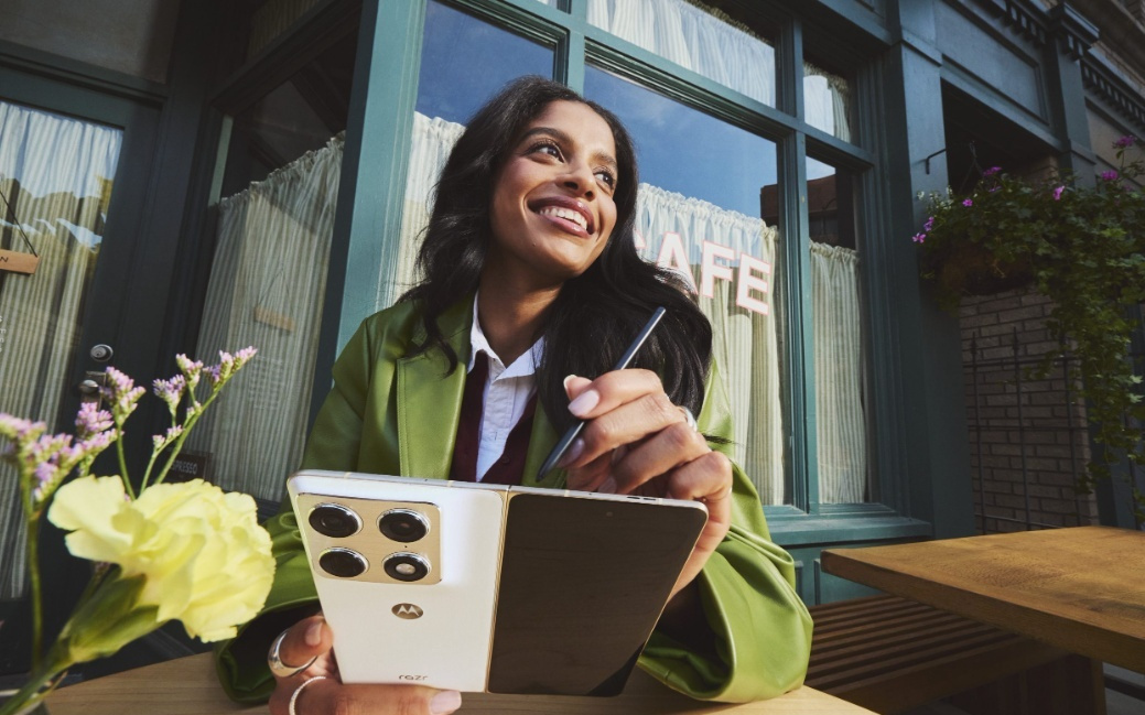 摩托罗拉首款大折叠手机motorola razr fold发布，1999欧元