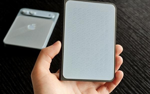 苹果首款折叠屏手机！iPhone Fold模型展示：阔比例+内外双屏