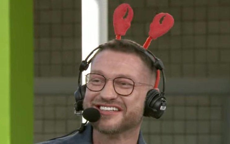 中美AI温差曝光：中国企业强制普及，美国科技巨头为何紧急封杀？