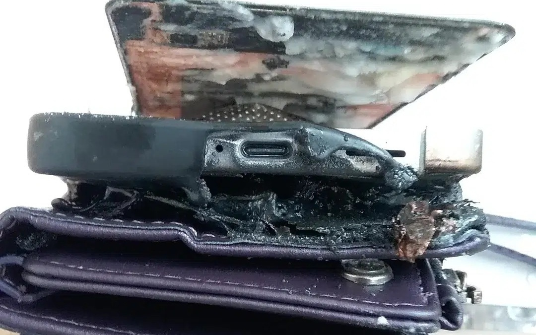 网友反馈其三星Galaxy S25 FE手机夜间充电爆炸