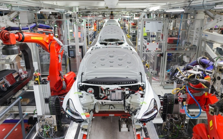 特斯拉前高管称曾拆解多款中国电动汽车，“偷师”零部件复用经验