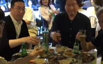 黄仁勋与韩国三名商界大佬烤肉聚会：吃辣椒、学紫苏叶包肉，重温炸鸡配啤酒