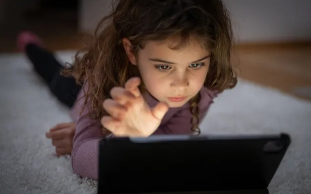 少年沉迷AI自杀，9岁遭性暗示！这门「孤独生意」，正推孩子入深渊