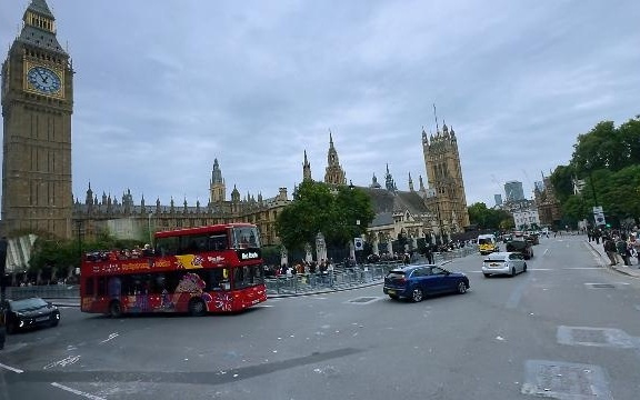 伦敦超10万人参加反移民游行，马斯克视频亮相呼吁英国“更换政府”