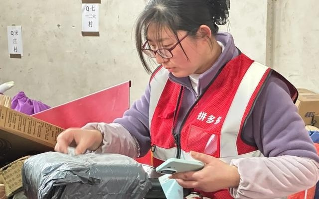 拼多多“免费送货入村”：家门口的快递点盘活千万乡村的烟火与生计