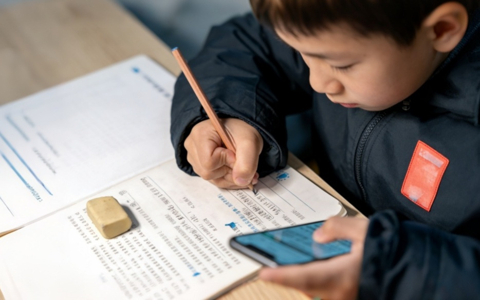 千问三连发背后的三条主线