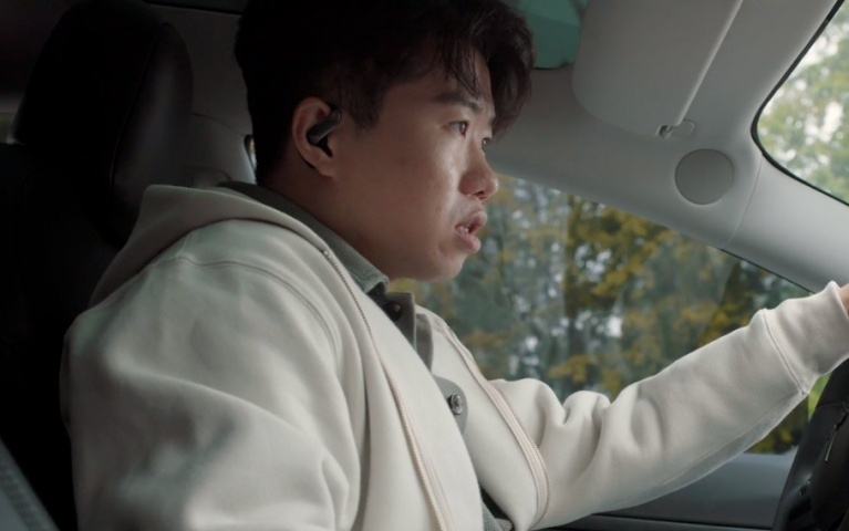 一句话实现全网比价、点外卖、订车票，“豆包手机”遭抢购，现货被炒至7999元，溢价两倍多