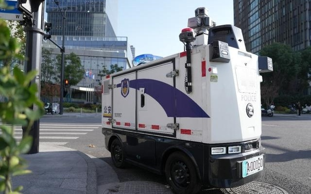 无人驾驶“警车”上岗！单日自动警告119辆违停车