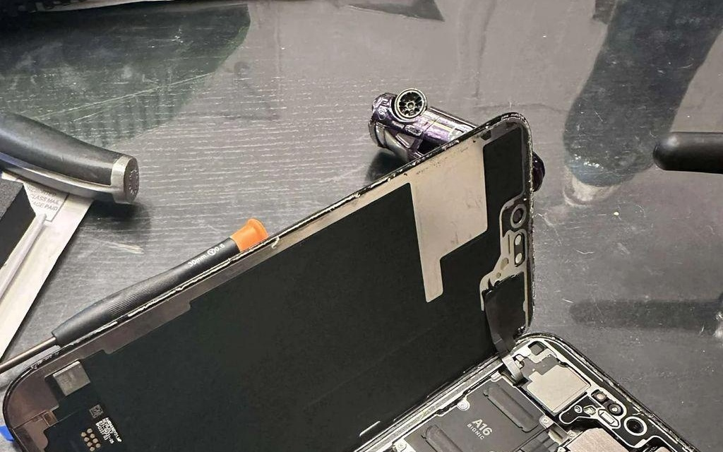 iPhone 换屏第一步新招：隔水慢煮软化粘合剂，可打开后盖