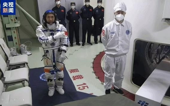 神二十三航天员朱杨柱进入飞船返回舱