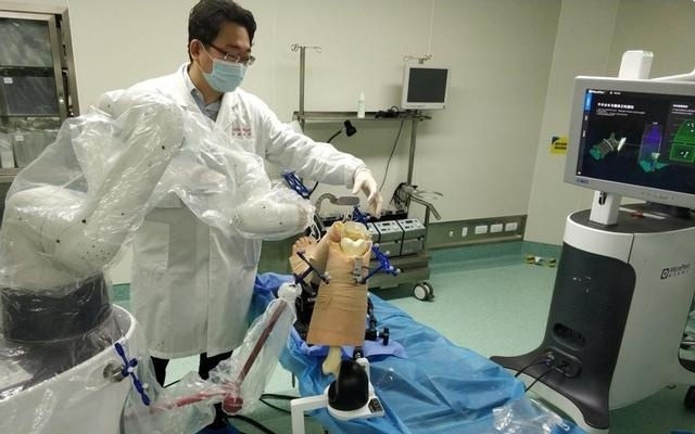 新民·健康新知｜手术机器人“占领”手术室，患者获益多了吗？