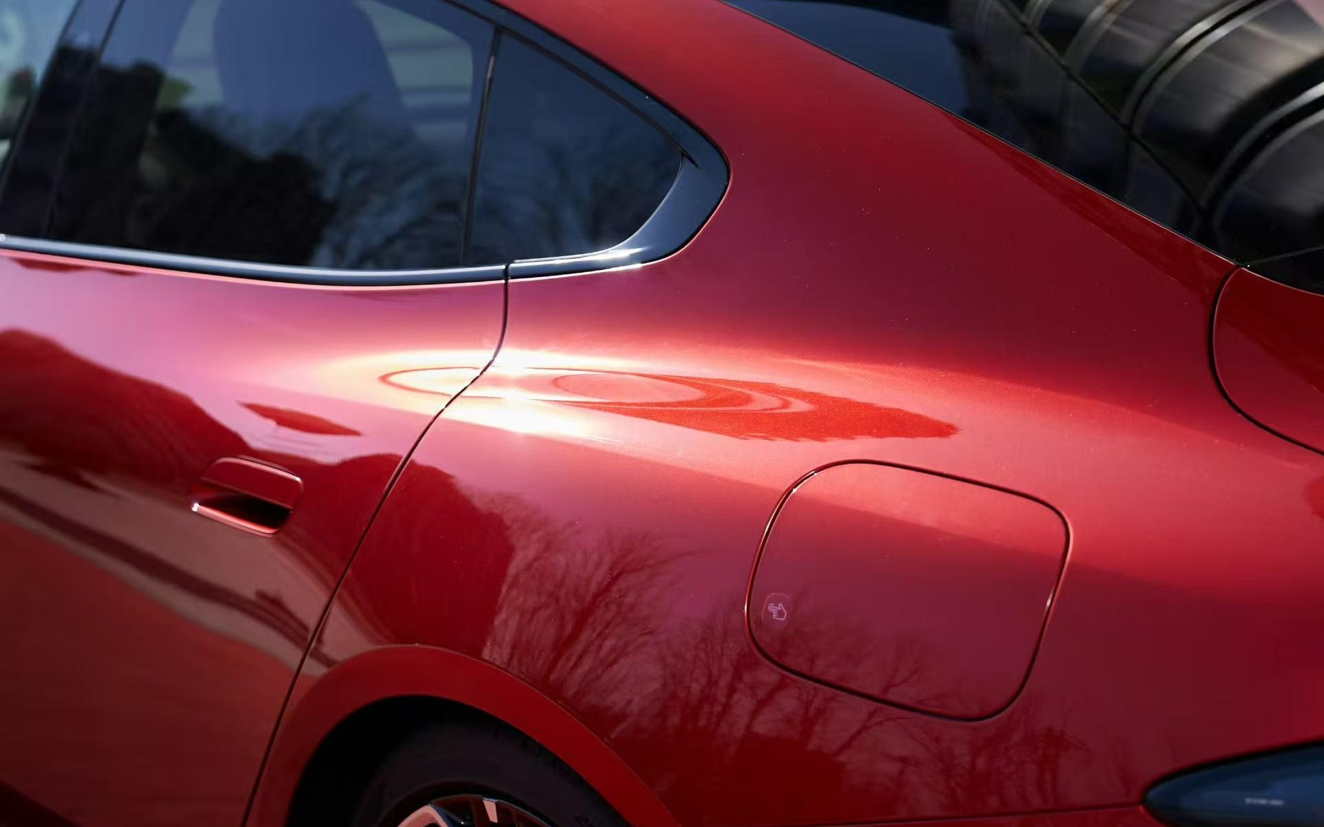 雷军直播再提新一代SU7门把手：极端情况下，大小电池同时断电，门把手依然保留纯机械解锁能力