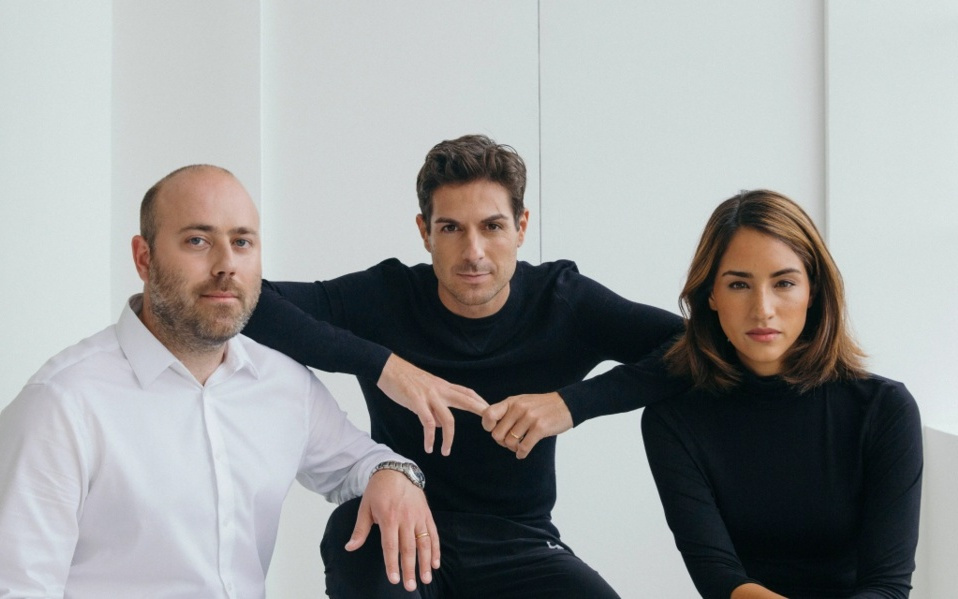 两个互相看不顺眼的男人，同时栽在这张床上