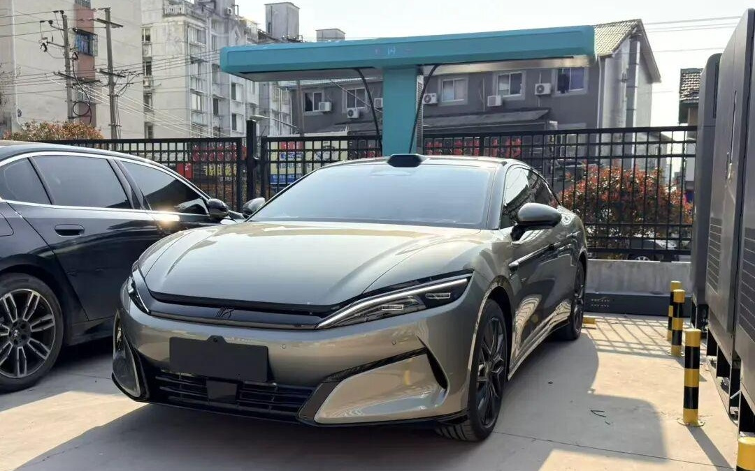 9分钟充满的比亚迪闪充，一样要抢充电枪？