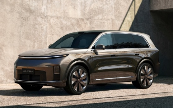 新一代理想L9官图发布，李想强调其为“具身智能机器人”