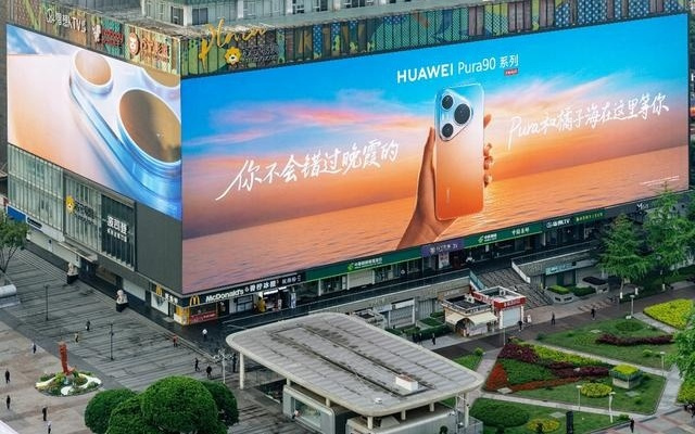 价格风暴与审美回潮，看国产手机行业双重转向新变局丨新经济观察