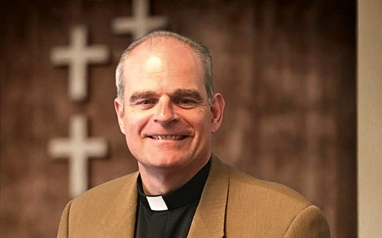 AI的尽头是神学：60岁硅谷前高管神父重写Claude灵魂，拒五角大楼军用