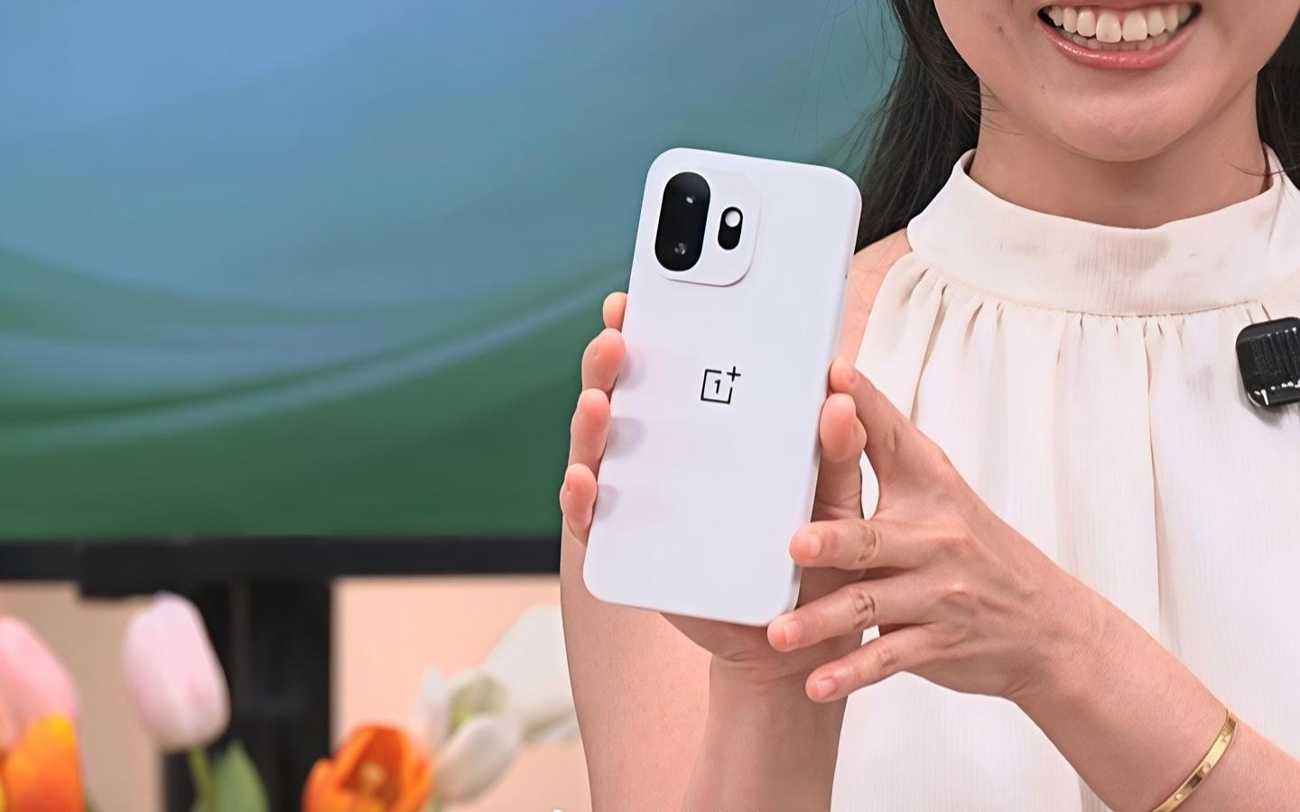 一加15T真机首次亮相：采用6.32英寸小直屏，本月发布