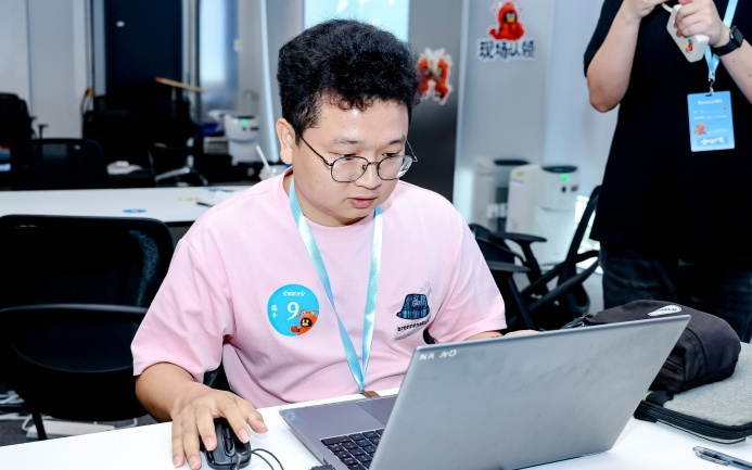 广州一斗虾赛现场各路选手比拼蒸馏，现场诞生近50个“技能包”