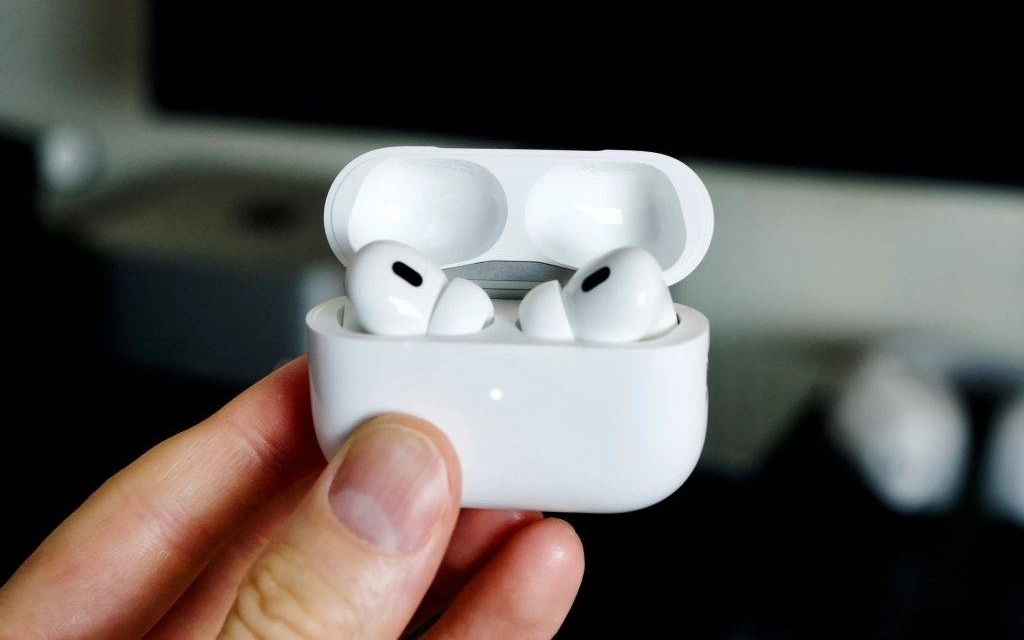 新 AirPods Pro 能测心率，苹果还想让耳机成为 AI 入口