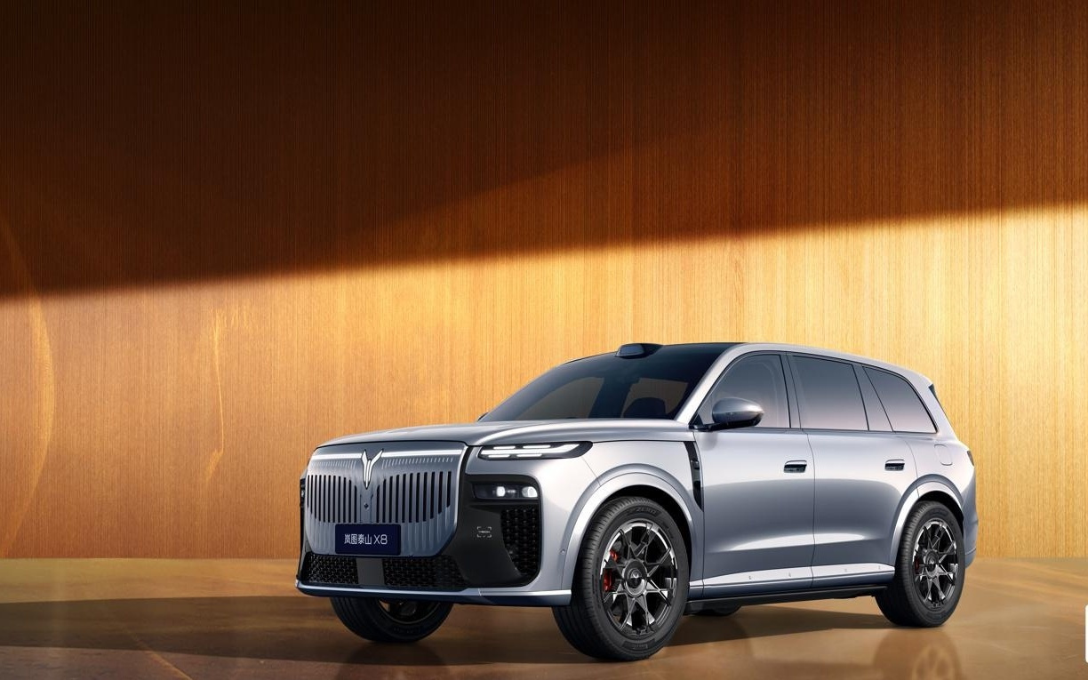 岚图泰山X8汽车官宣首发华为双15.6英寸智慧双联屏