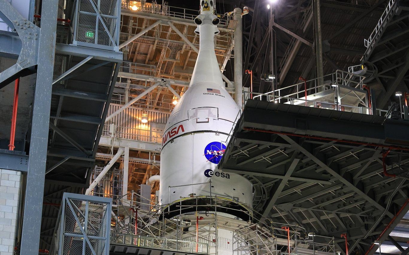 NASA 宣布 Artemis 2 登月火箭完成总装，计划 2026 年初发射