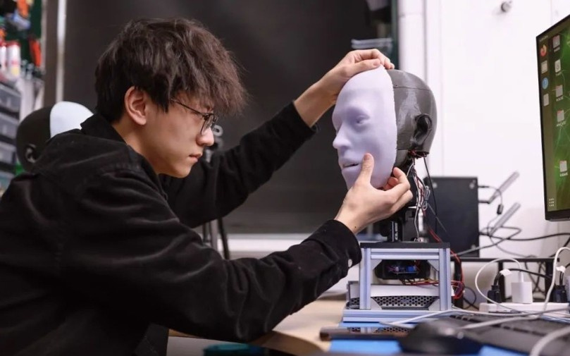 机器人已学会人类微表情？青年AI“卷王”齐聚WAIC思辨