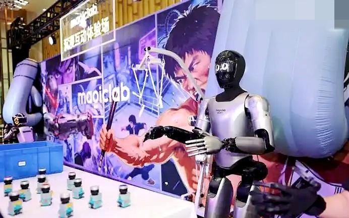 机器人上春晚舞台“团建”，除了跳舞还能玩什么？