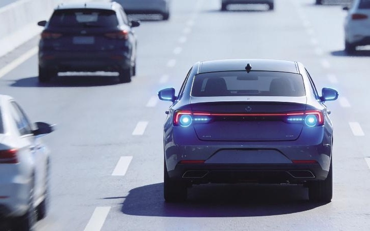 智驾“小蓝灯”的高速奇遇：被别车、被调戏、被当“瘟神”