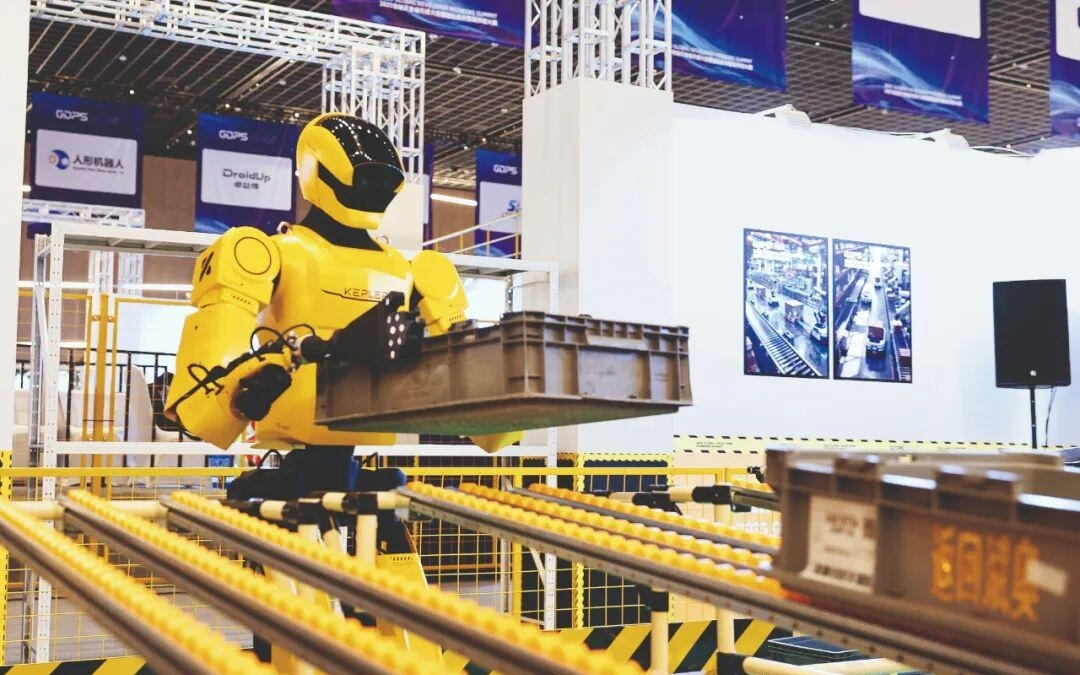 具身智能，从“进场”到“进厂”的一年