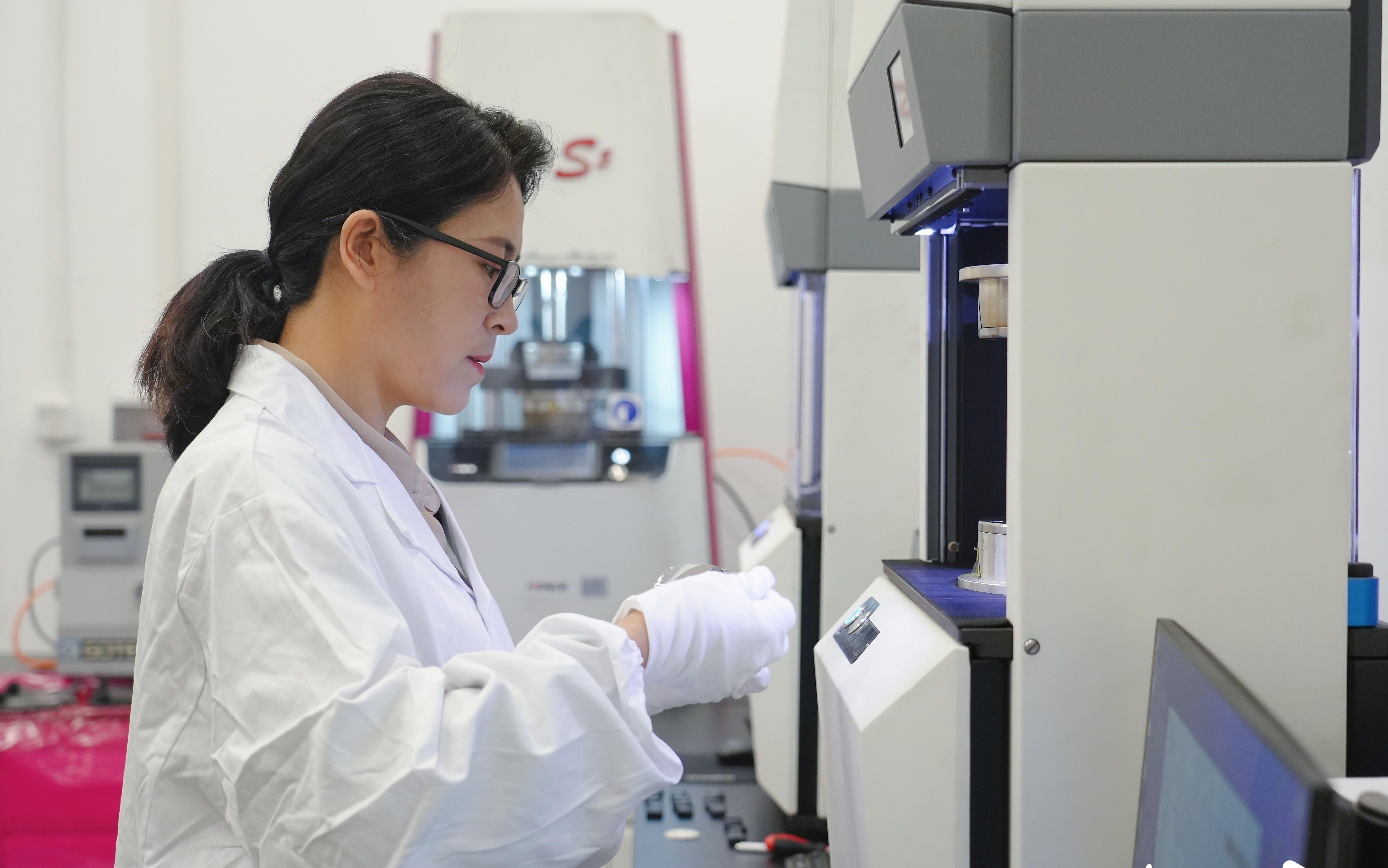 怀抱四月婴孩南下广州，她只为托起国产大飞机的“中国巨胎”