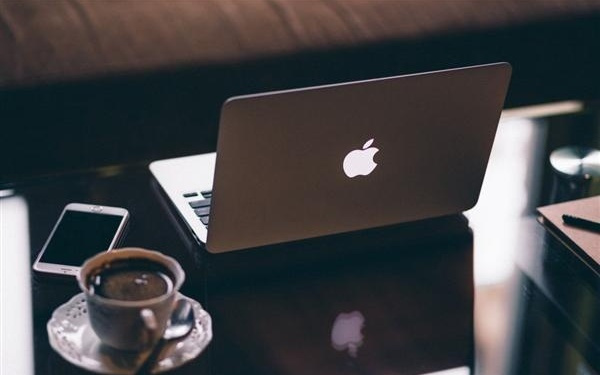 MacOS 26 Bug致顯示器閃爍：官方多次更新問題反而更糟！