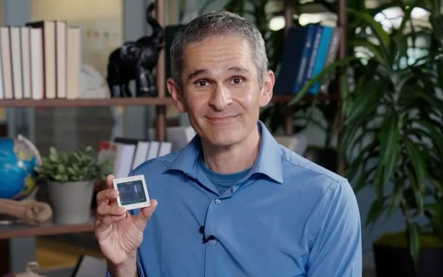 顶级商战往往采用最朴素的方式：你叫「微软」，我叫「巨硬」