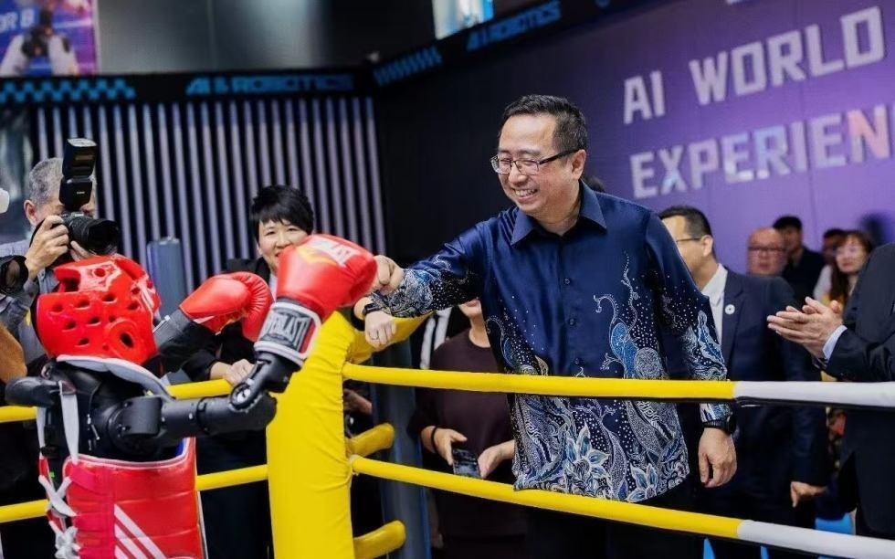 智元海外首家机器人体验馆在马来西亚开业