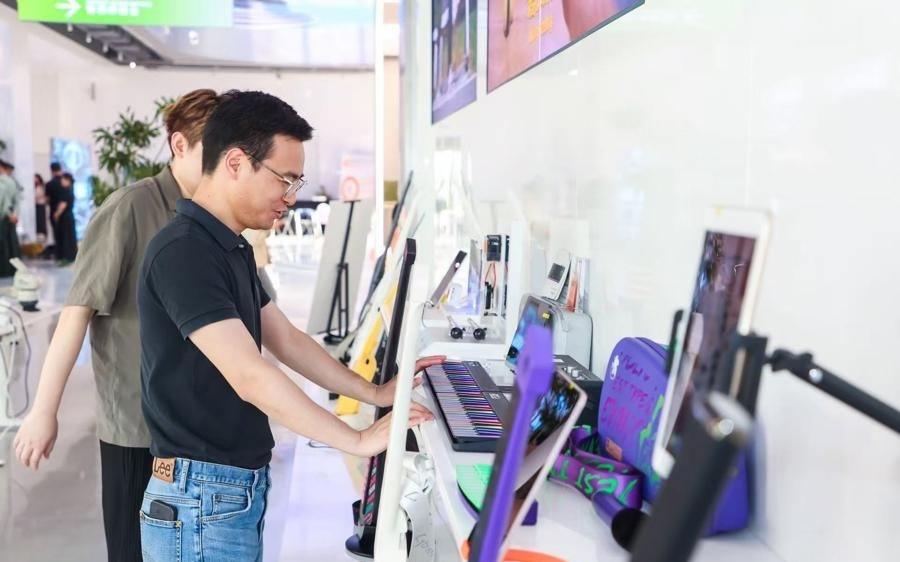 集齐百余品牌、超500款AI产品！张江开出首家AI应用商店，不止于卖货