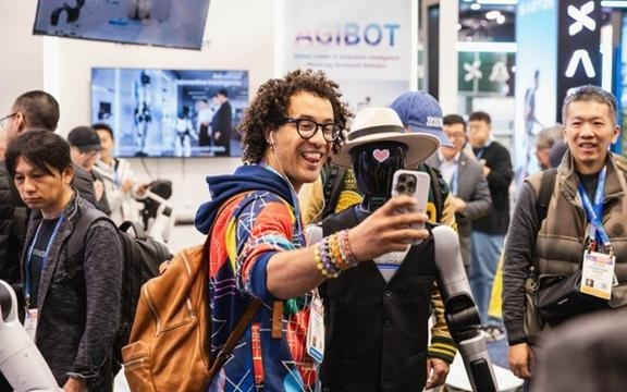 上海机器人学习模式升级，批量上网自主学习，具身智能将迎来智能涌现