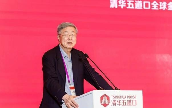 周小川：银行AI从“岗位智能化”迈向“AI原生重构”，监管黑箱难题待解｜快讯